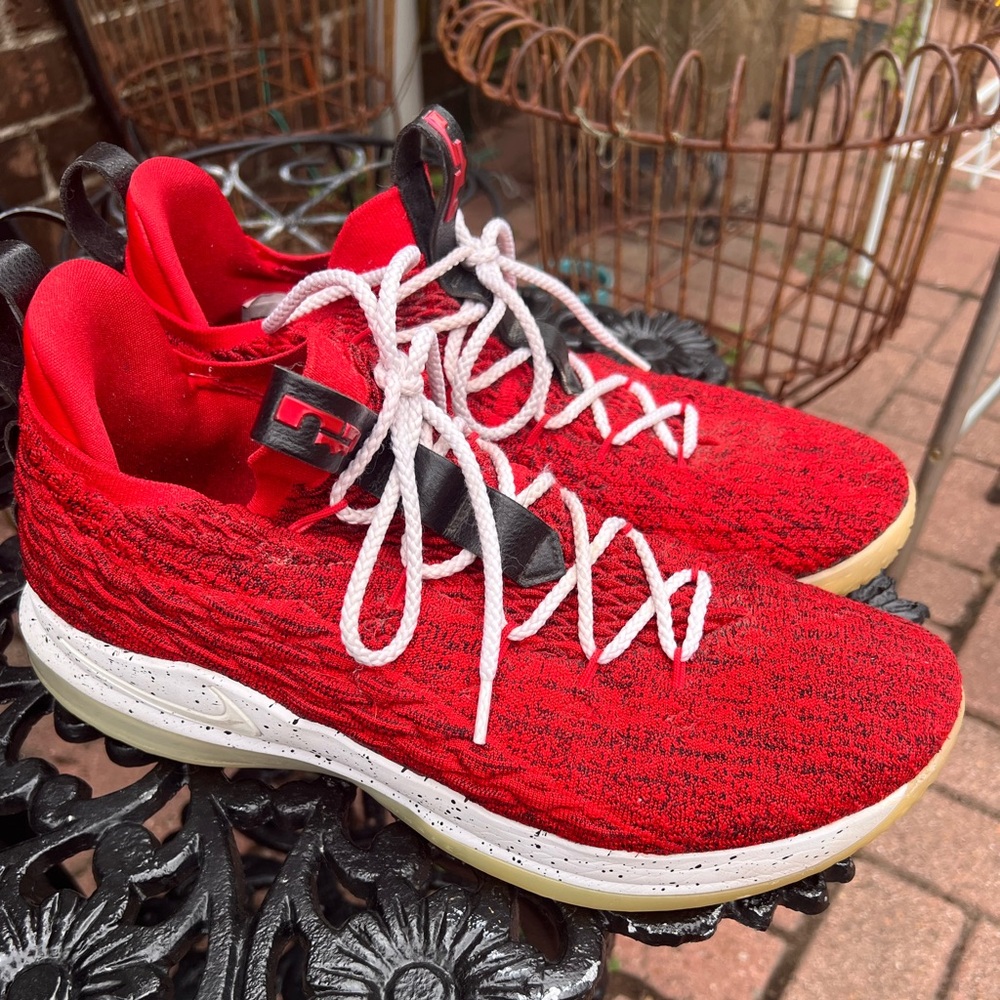 Nike LeBron 15 Low ‘University Red’